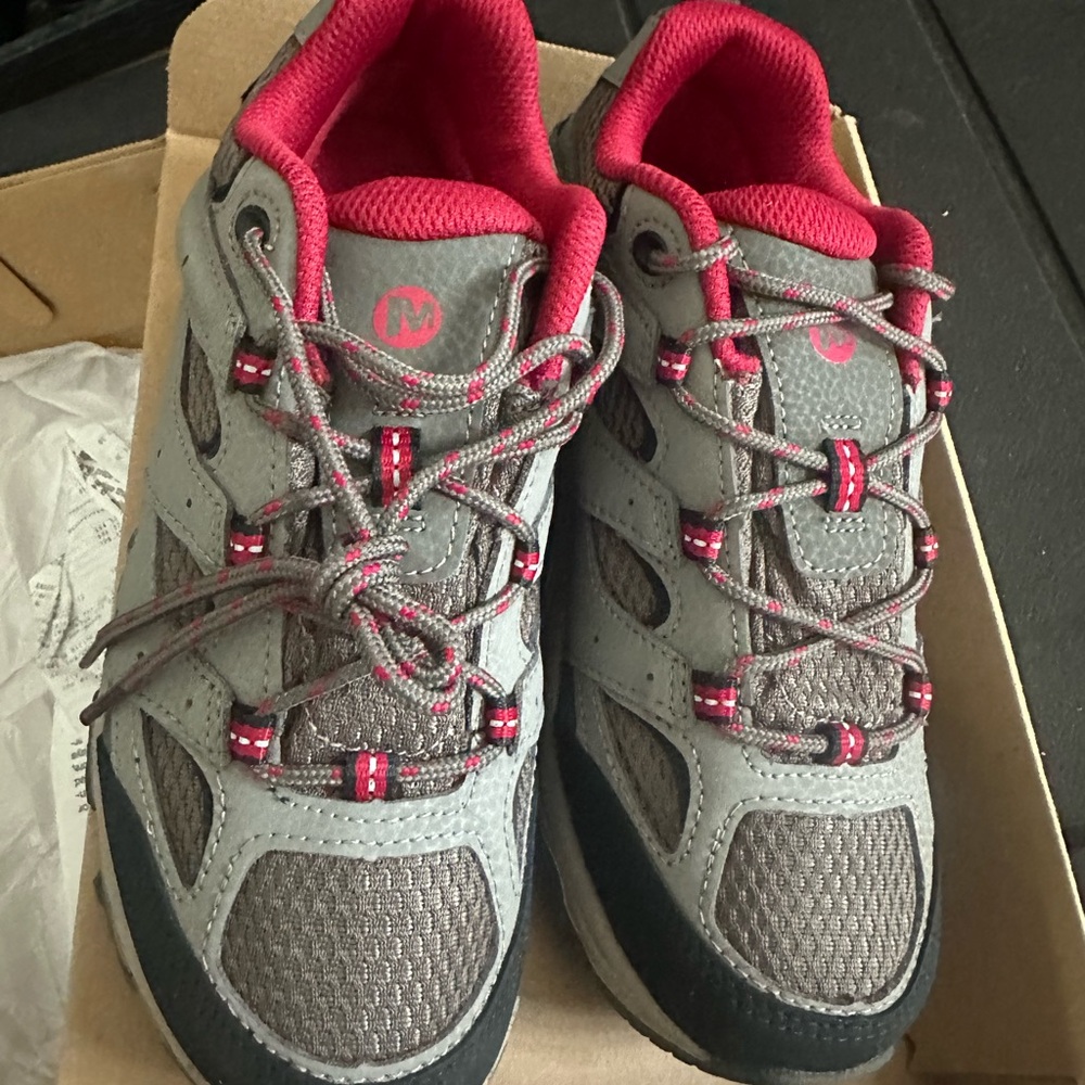 Boys Gray and Red Merrill Hiking Shoes, size 3
Brand New, never worn